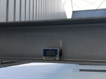 外気温度測定（24時間） 屋上看板棟鉄骨フランジに測定器設置 HIOKI製温度ロガー